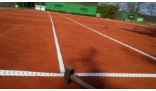 montáž umělých tenisových lajn